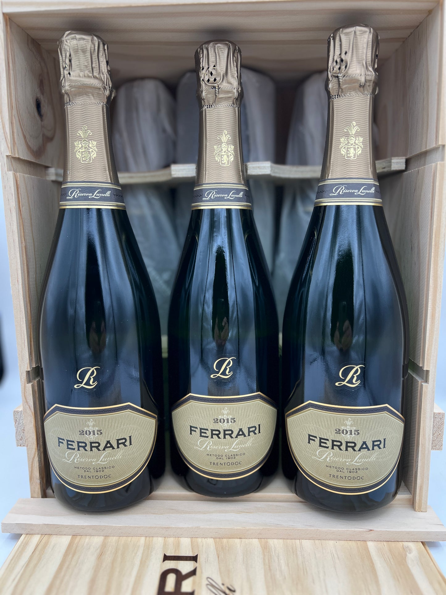 FERRARI Riserva Lunelli" 2015 -CASSA LEGNO 6 BT. MILLESIMATO RISERVA 2015 LUNELLI FERRARI