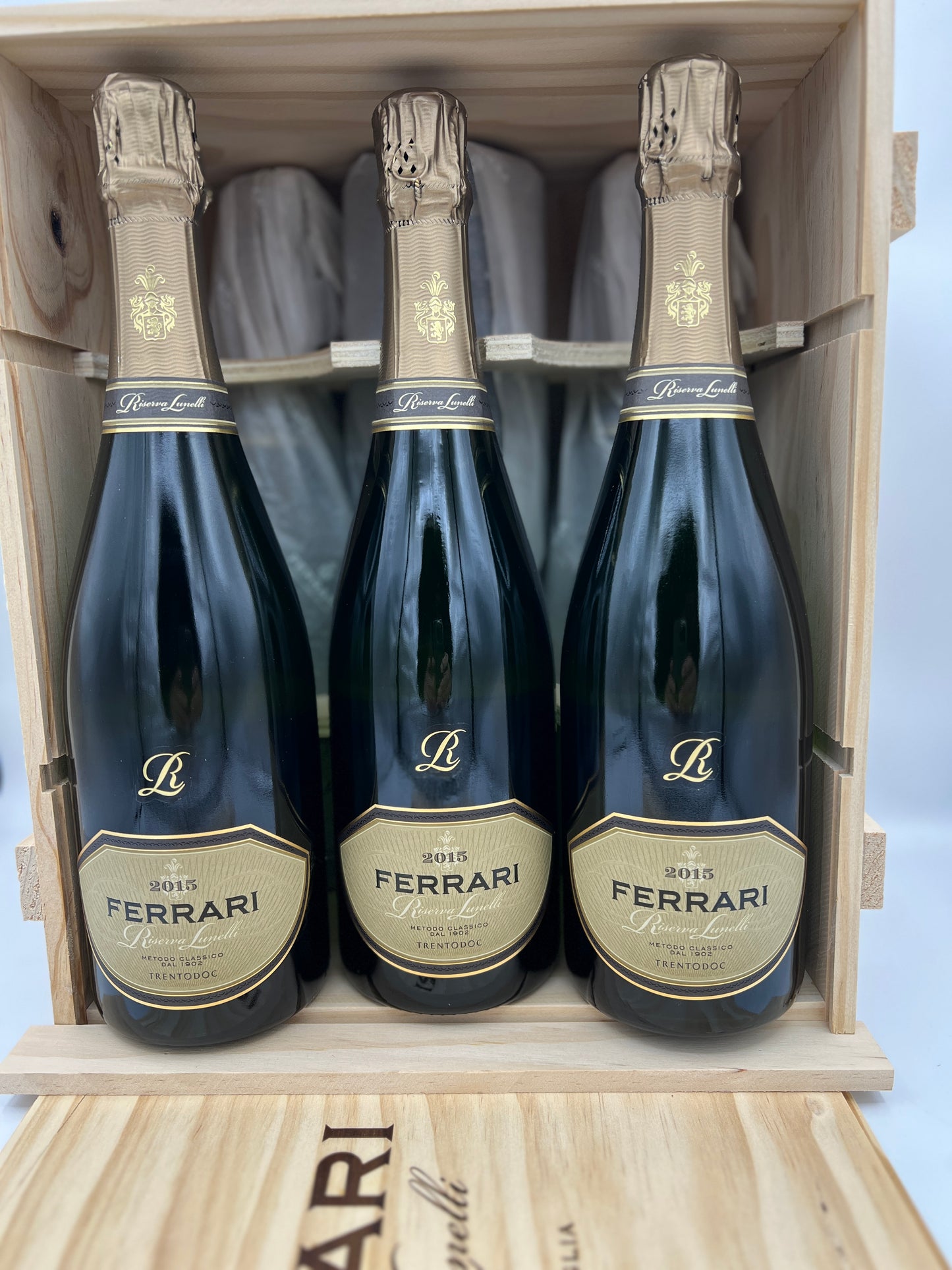 FERRARI Riserva Lunelli" 2015 -CASSA LEGNO 6 BT. MILLESIMATO RISERVA 2015 LUNELLI FERRARI
