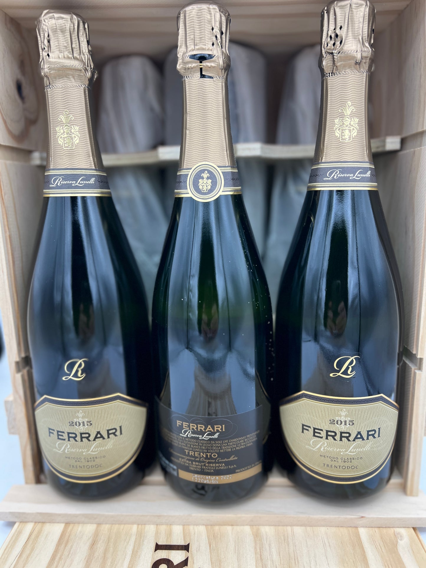 FERRARI Riserva Lunelli" 2015 -CASSA LEGNO 6 BT. MILLESIMATO RISERVA 2015 LUNELLI FERRARI