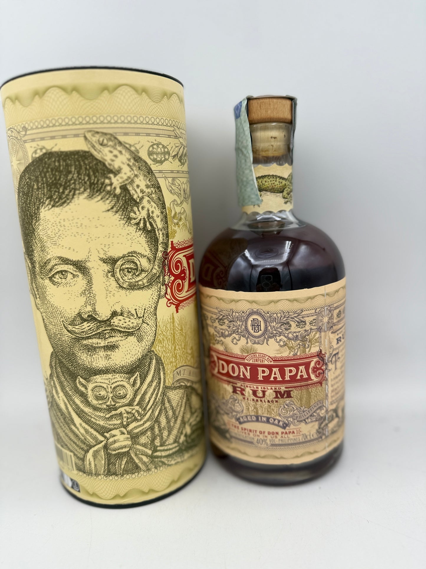 DON PAPA RUM AGED IN EX-BOURBON AMERICAN OAK . 40% AVB