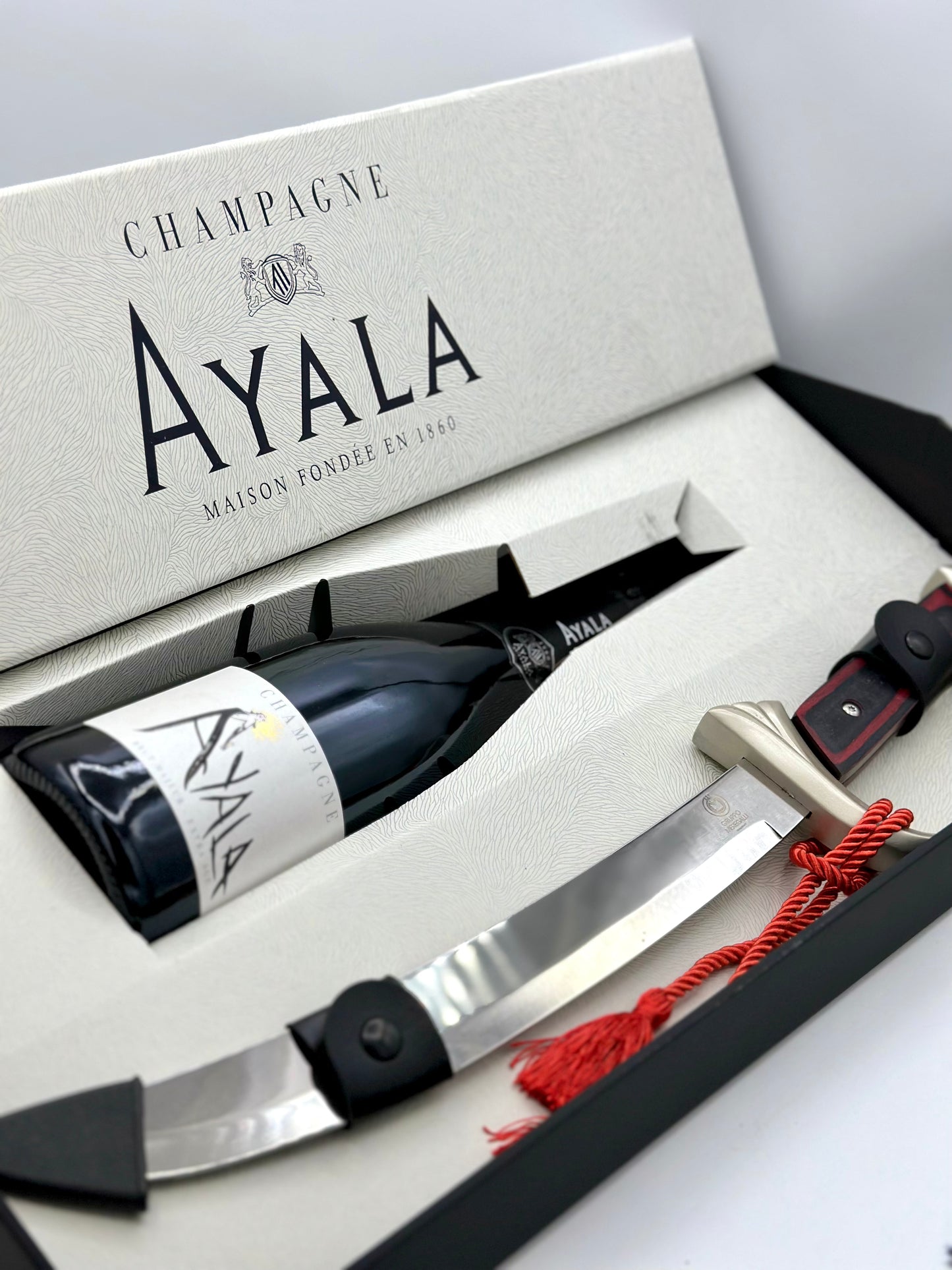 Champagne Brut Majeur Extra Age Ayala Sciabolly – Confezione con sciabola