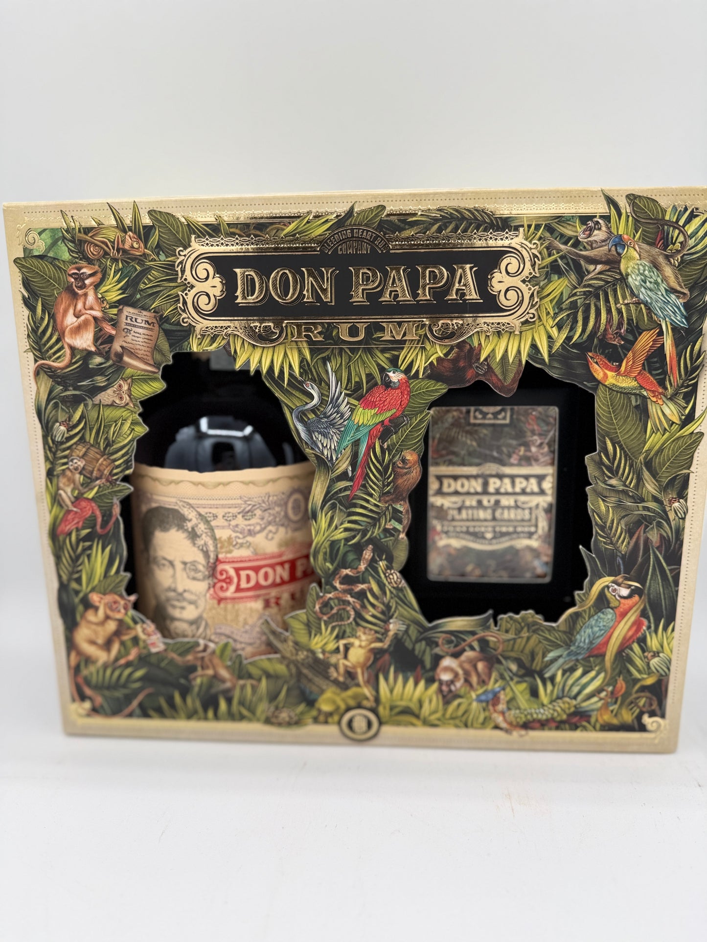 Don Papa 7 Years Old Single Island Rum 40% Vol. 0,7l in confezione regalo con carte da gioco