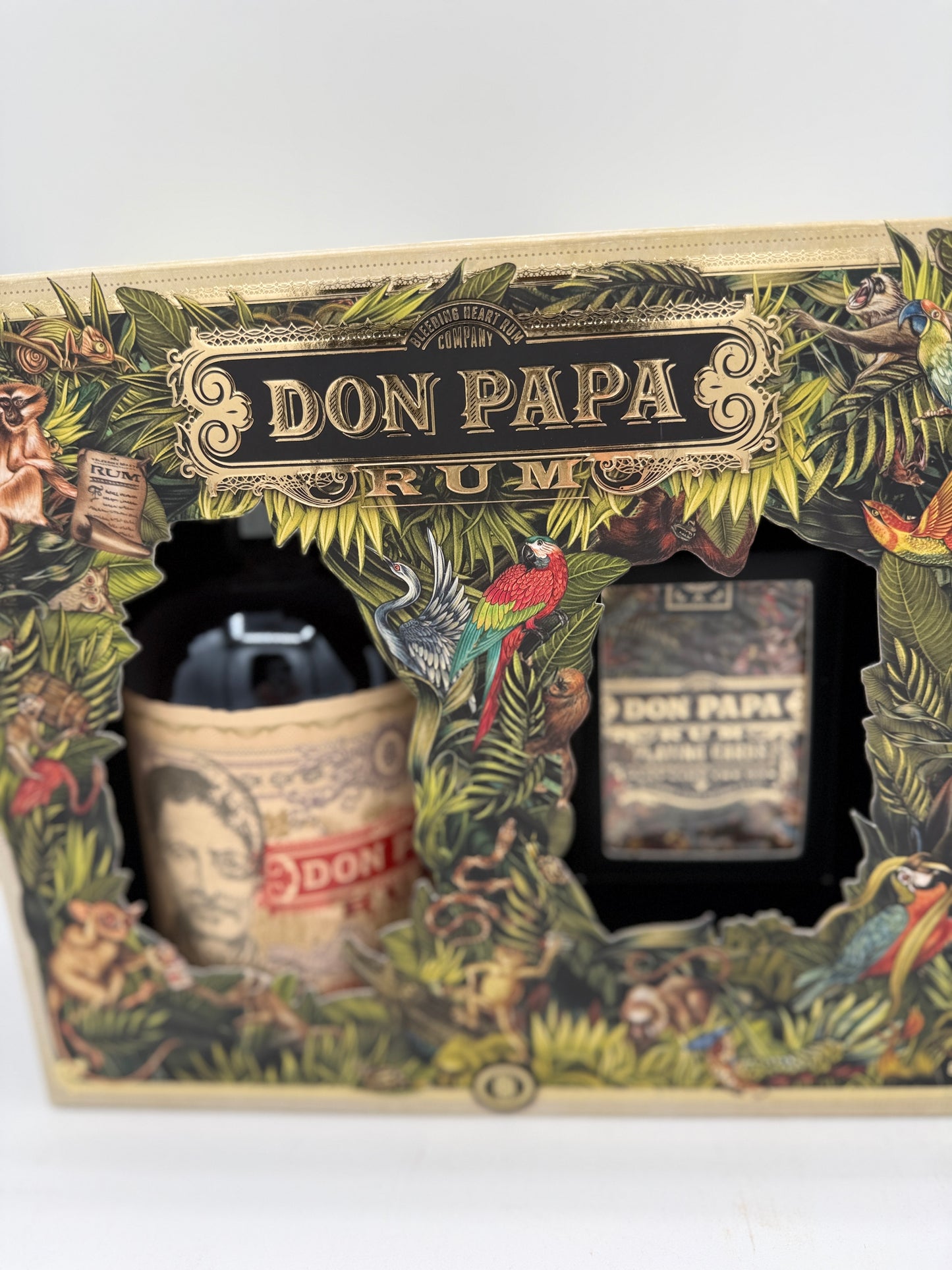 Don Papa 7 Years Old Single Island Rum 40% Vol. 0,7l in confezione regalo con carte da gioco