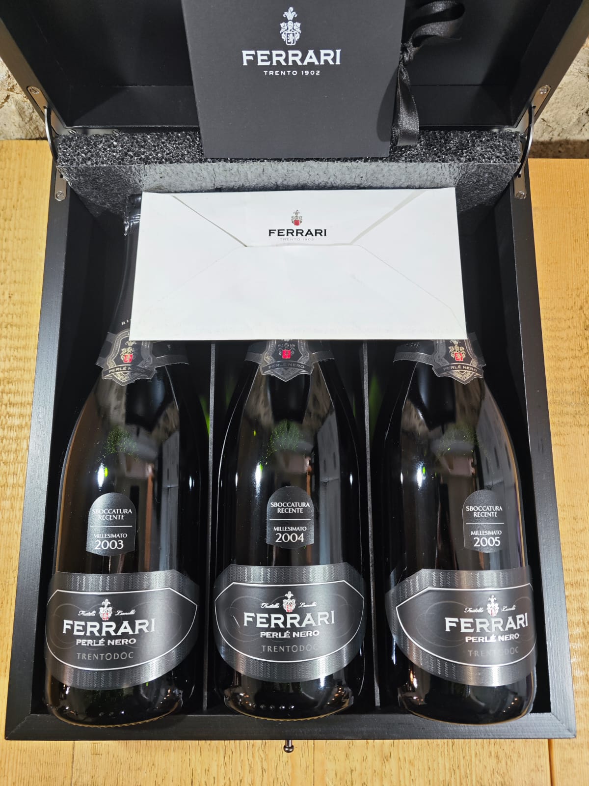 FERRARI Trento Riserva DOC "Perlé Nero" Sboccatura Recente 2003,2004,2005 - Ferrari (cassetta 1+1+1)