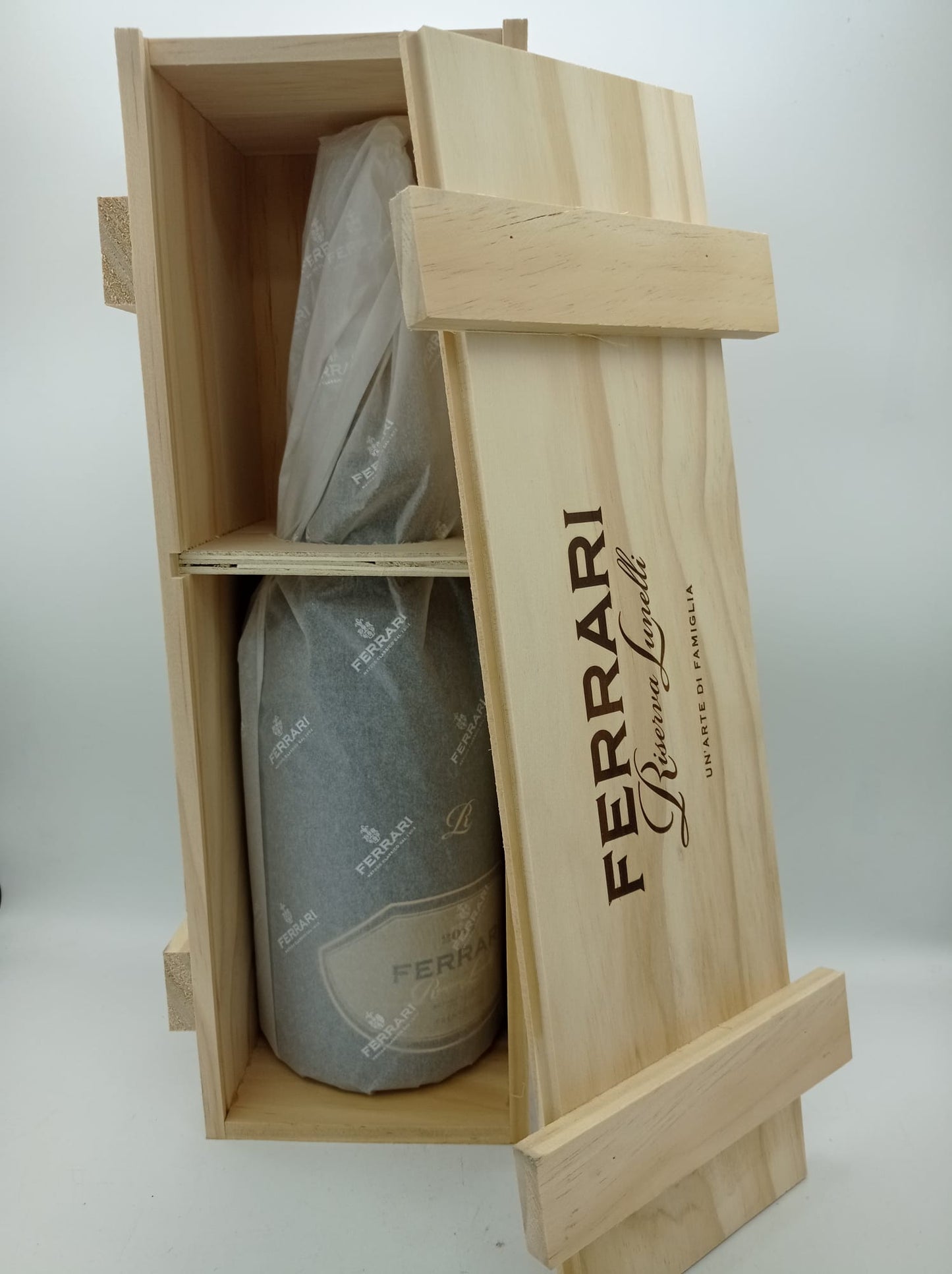 Ferrari Riserva Lunelli 2015 cassa legno 1.5L Trento DOC